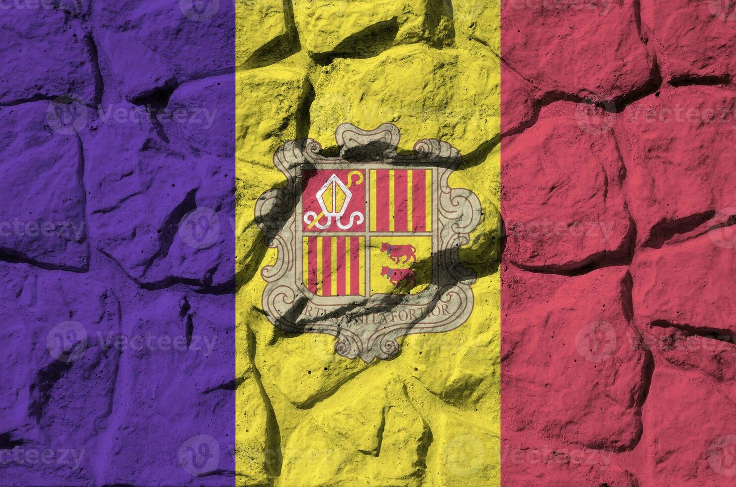 Andorra Flagge abgebildet im Farbe Farben auf alt Stein Mauer Nahaufnahme. texturiert Banner auf Felsen Mauer Hintergrund foto