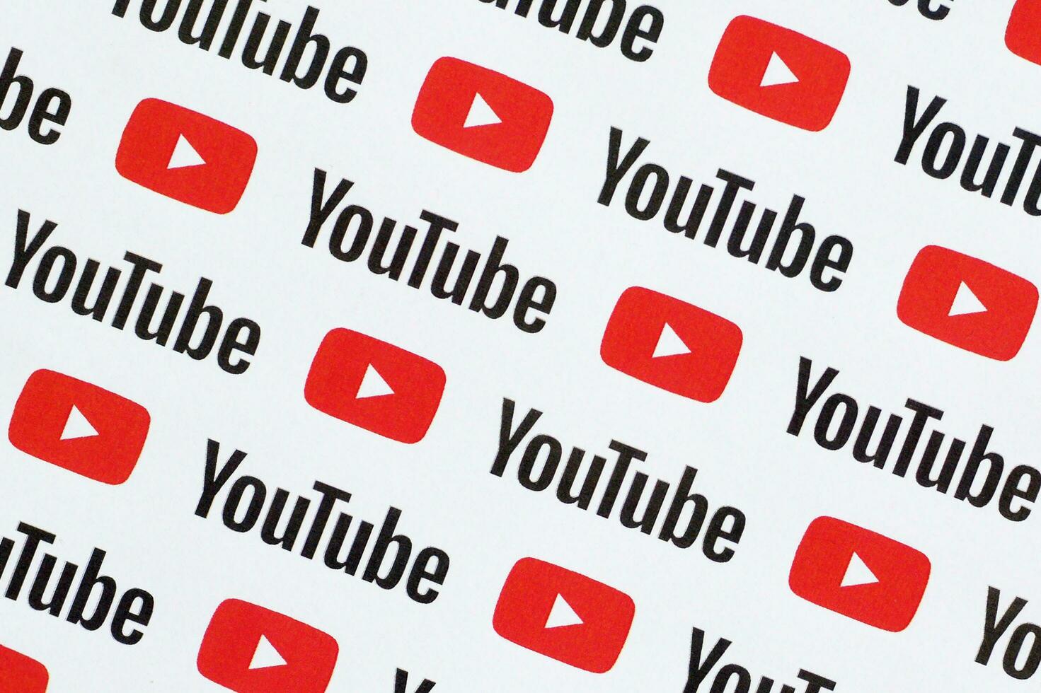 Youtube Muster gedruckt auf Papier mit klein Youtube Logos und Inschriften. Youtube ist Google Tochtergesellschaft und amerikanisch die meisten Beliebt Video teilen Plattform foto