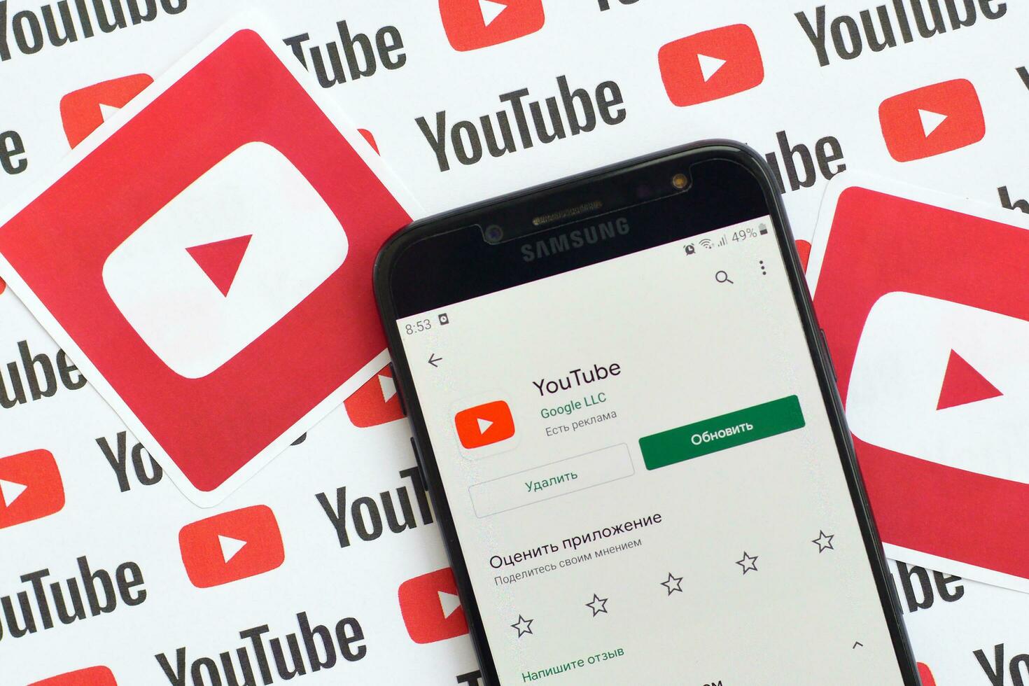 Youtube App auf Samsung Smartphone Bildschirm auf Papier Banner mit klein Youtube Logos und Inschriften. Youtube ist Google Tochtergesellschaft und amerikanisch die meisten Beliebt Video teilen Plattform foto