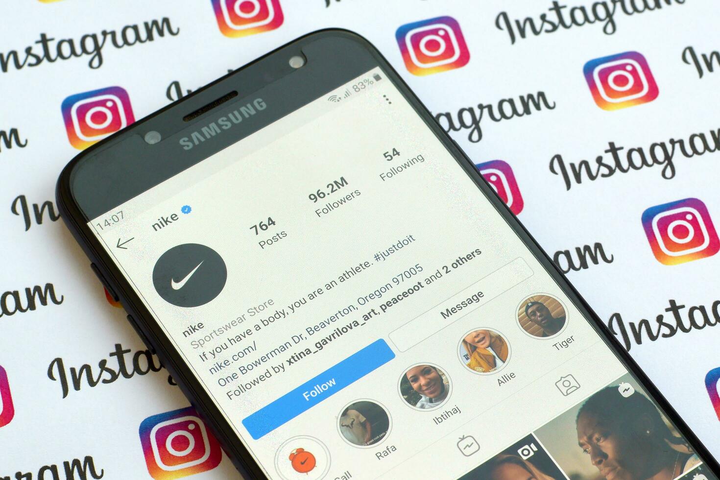 Nike offiziell instagram Konto auf Smartphone Bildschirm auf Papier instagram Banner. foto