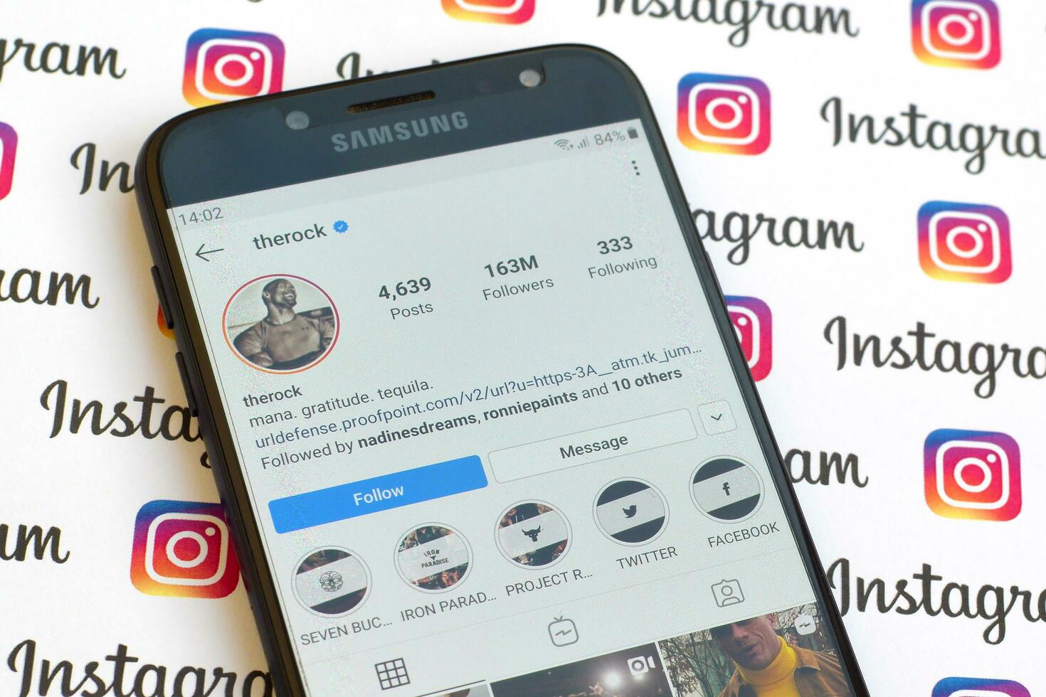 das Felsen offiziell instagram Konto auf Smartphone Bildschirm auf Papier instagram Banner. foto