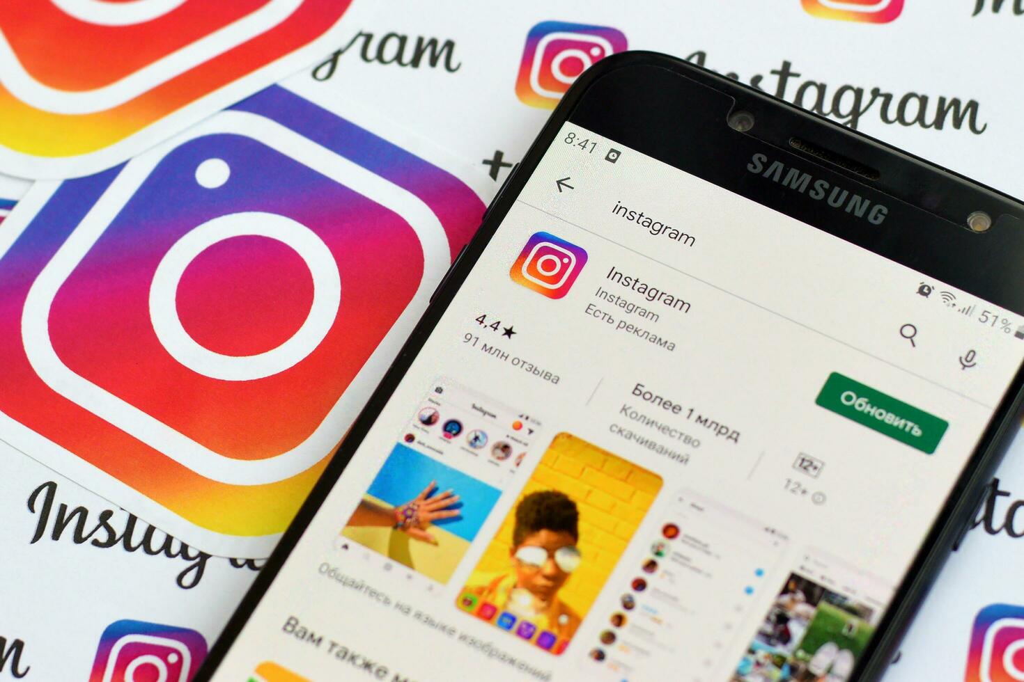 instagram App auf Samsung Smartphone Bildschirm auf Banner mit klein instagram Logos. instagram ist amerikanisch Foto und Video teilen Sozial Vernetzung Bedienung durch Facebook inc