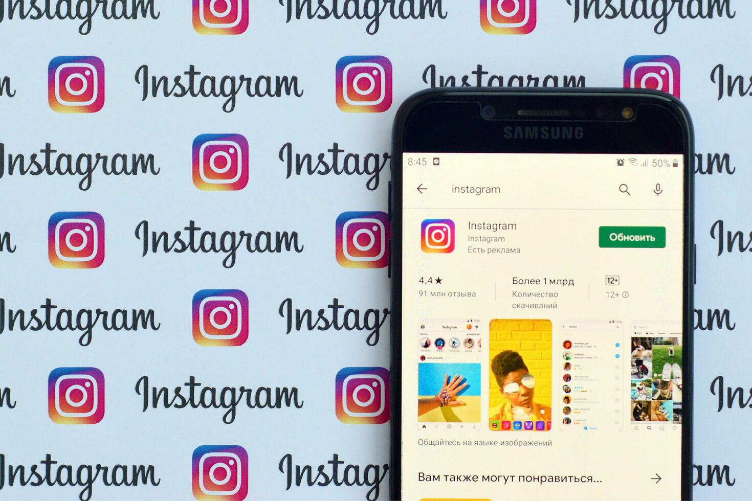 instagram App auf Samsung Smartphone Bildschirm auf Banner mit klein instagram Logos. instagram ist amerikanisch Foto und Video teilen Sozial Vernetzung Bedienung durch Facebook inc