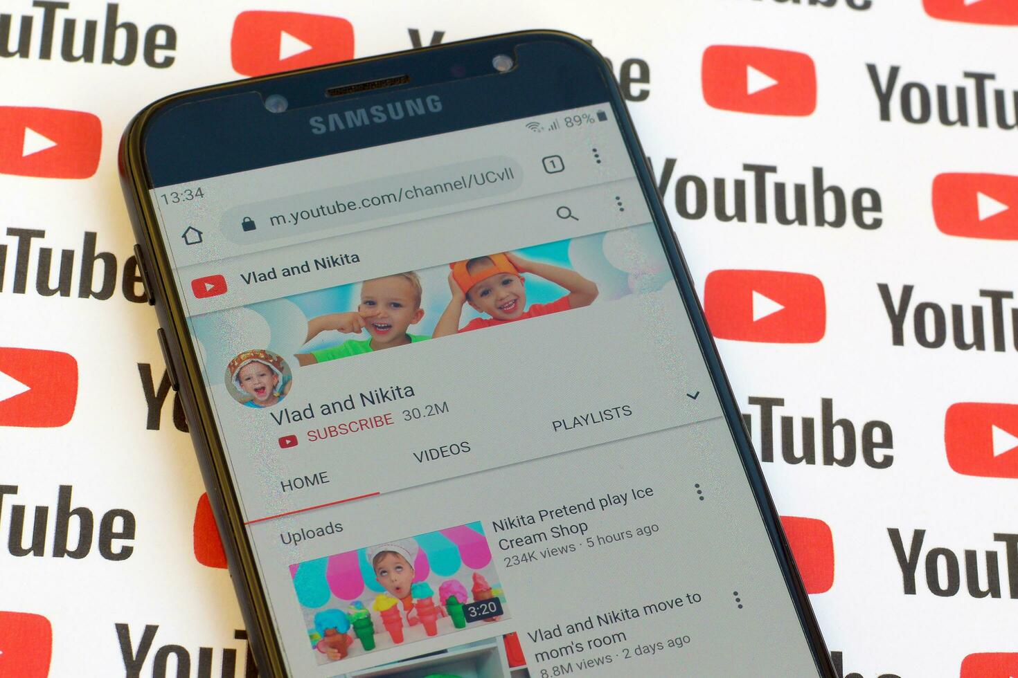 vlad und nikita offiziell Youtube Kanal auf Smartphone Bildschirm auf Papier Youtube Hintergrund. foto