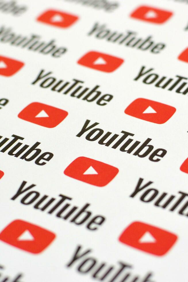 Youtube Muster gedruckt auf Papier mit klein Youtube Logos und Inschriften. Youtube ist Google Tochtergesellschaft und amerikanisch die meisten Beliebt Video teilen Plattform foto