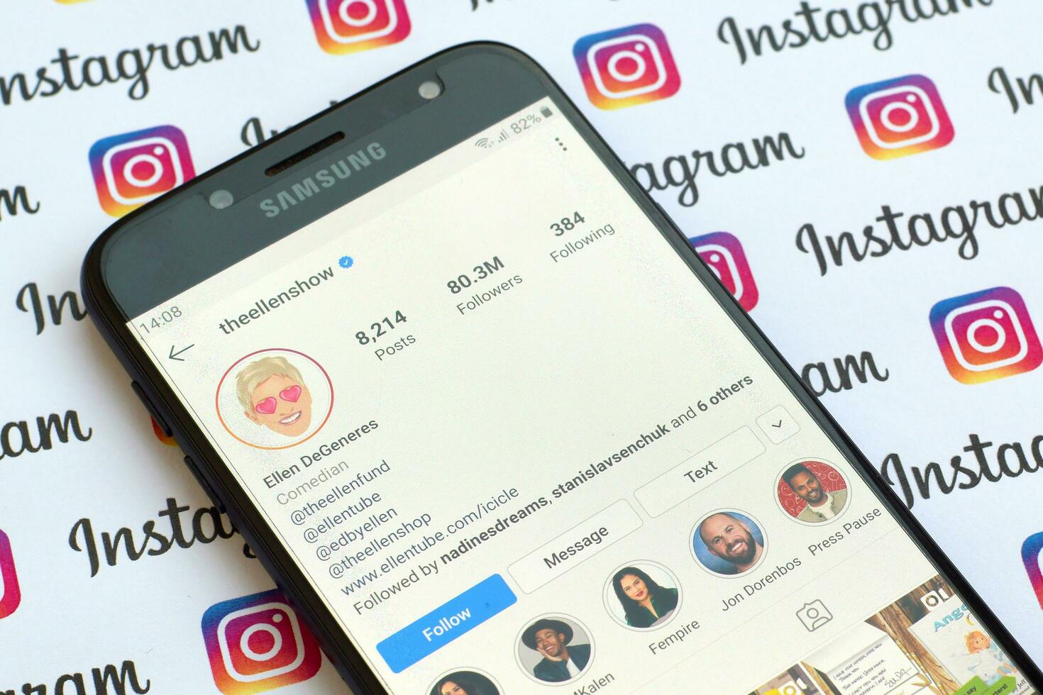 Ellen degeneriert offiziell instagram Konto auf Smartphone Bildschirm auf Papier instagram Banner. foto