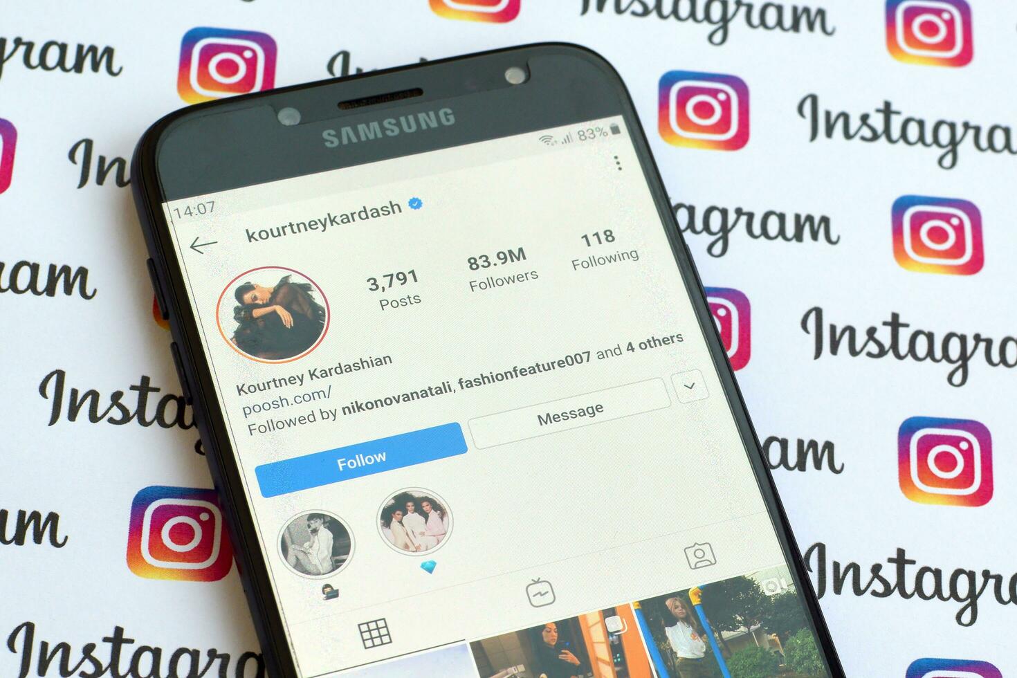 kurtney Kardashian offiziell instagram Konto auf Smartphone Bildschirm auf Papier instagram Banner. foto