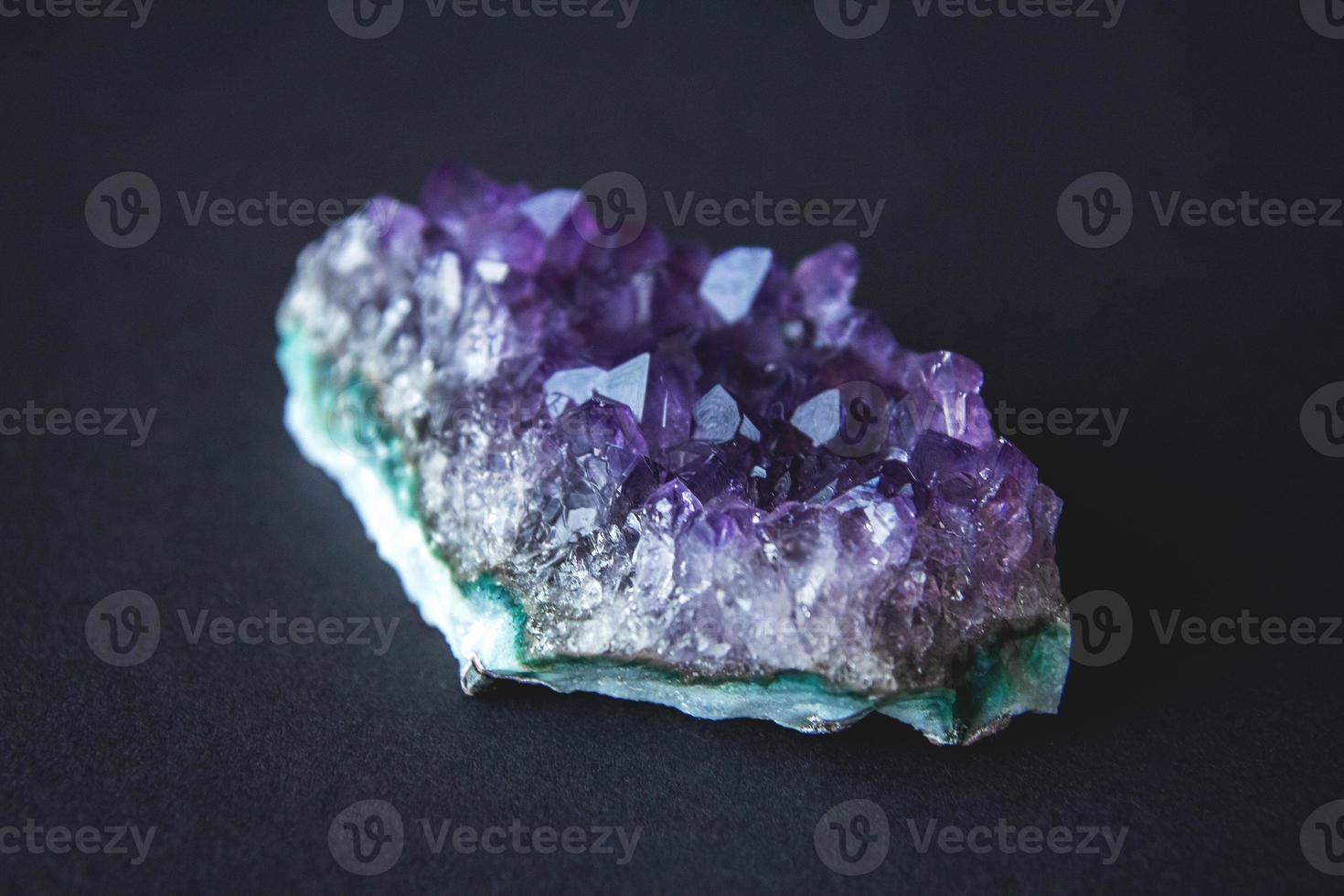 Amethyststein Drusenkristalle auf schwarzem Hintergrund foto