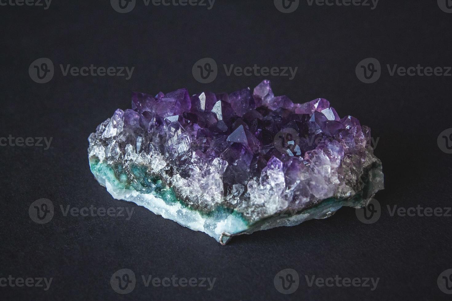 Amethyststein Drusenkristalle auf schwarzem Hintergrund foto