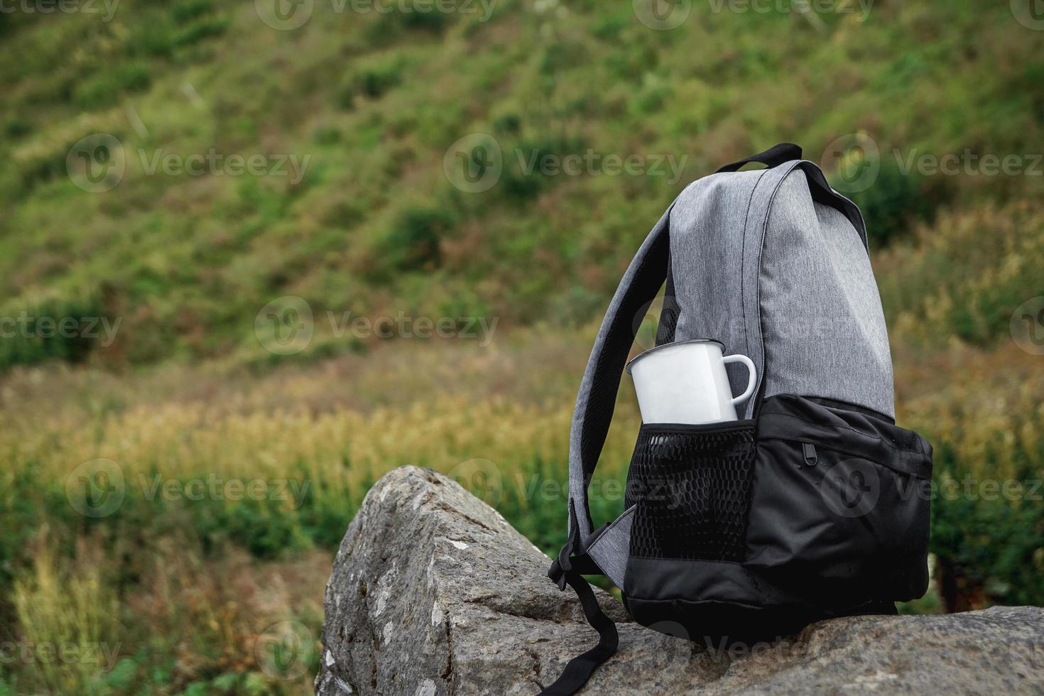 Metallbecher in einer Rucksacktasche auf Naturhintergrund foto