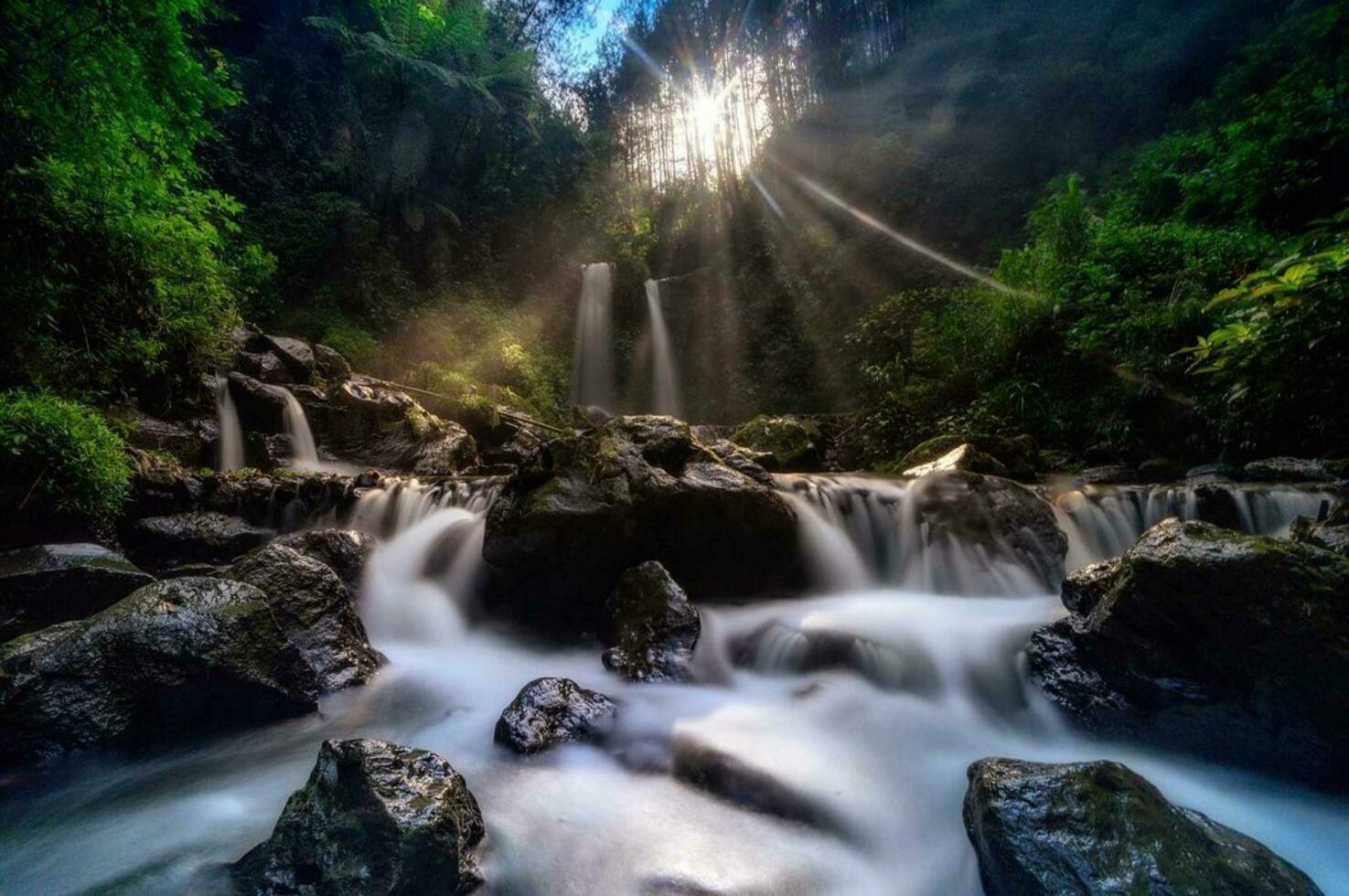 verschwommen Bewegung von Kaskadierung Wasser im ein schön natürlich Landschaft verschwommen Kaskade von fließend Wasser im der Natur Schönheit, umgeben durch Bäume und Felsen. foto