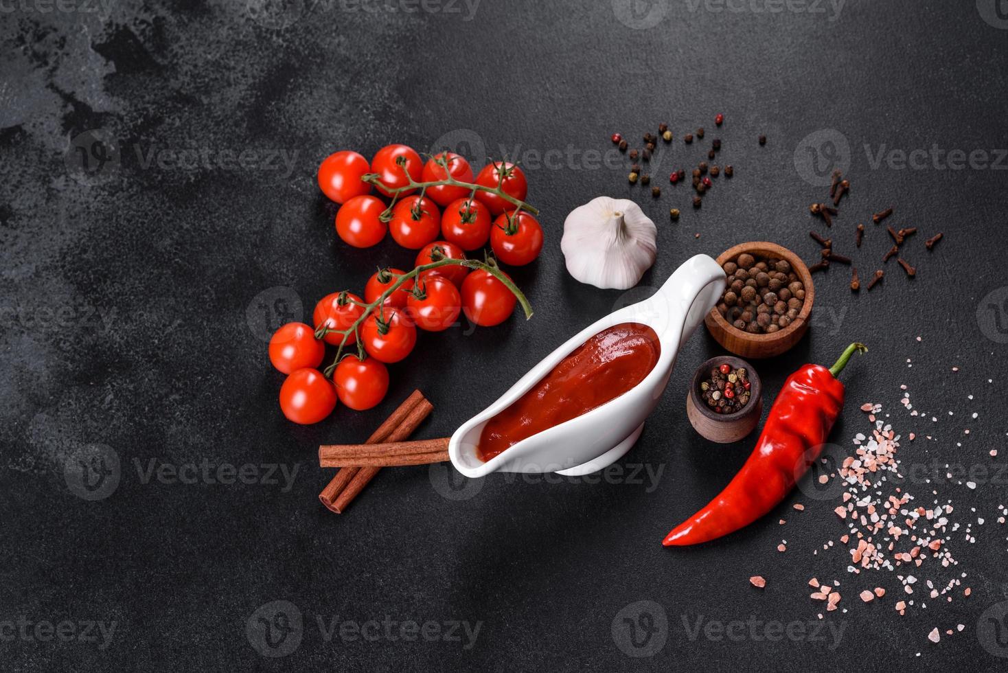 rote Soße oder Ketchup in einer Schüssel und Zutaten zum Kochen foto