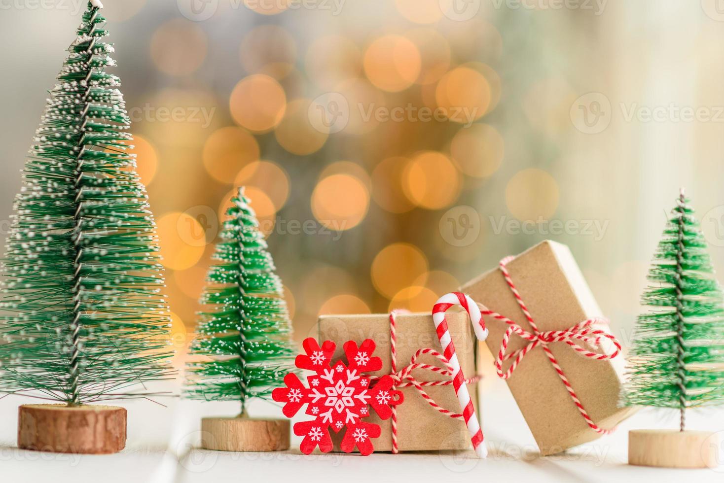 rote und grüne Elemente, die verwendet werden, um den Weihnachtsbaum zu schmücken foto