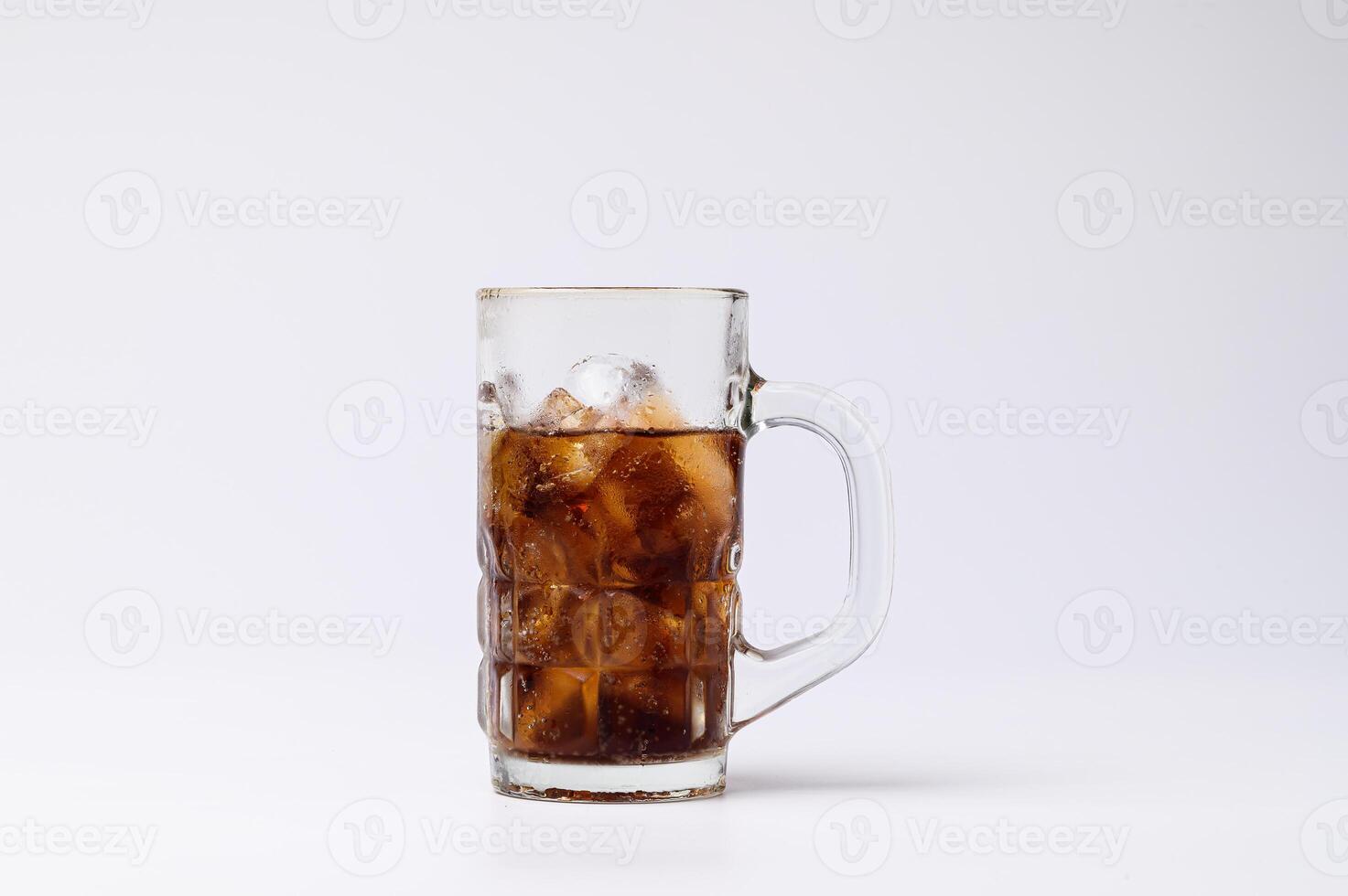 Cola im Glas mit klaren Eiswürfeln auf weißem Hintergrund foto