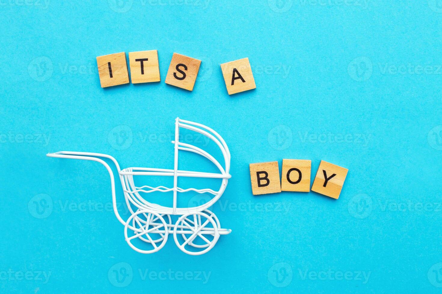 es ist ein Junge. wenig Jahrgang Weiß Baby Wagen Kinderwagen oder Kinderwagen auf ein Blau Hintergrund. foto