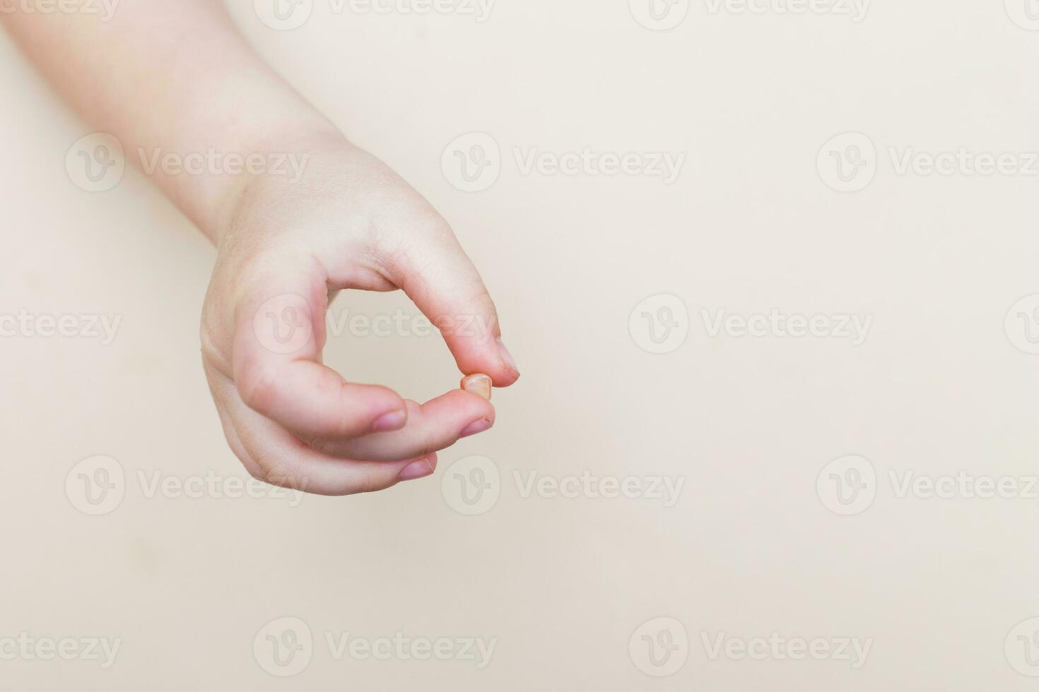 wenig Mädchen Hand halten und zeigen ihr gefallen Milch Vorderseite Zahn schließen hoch. foto
