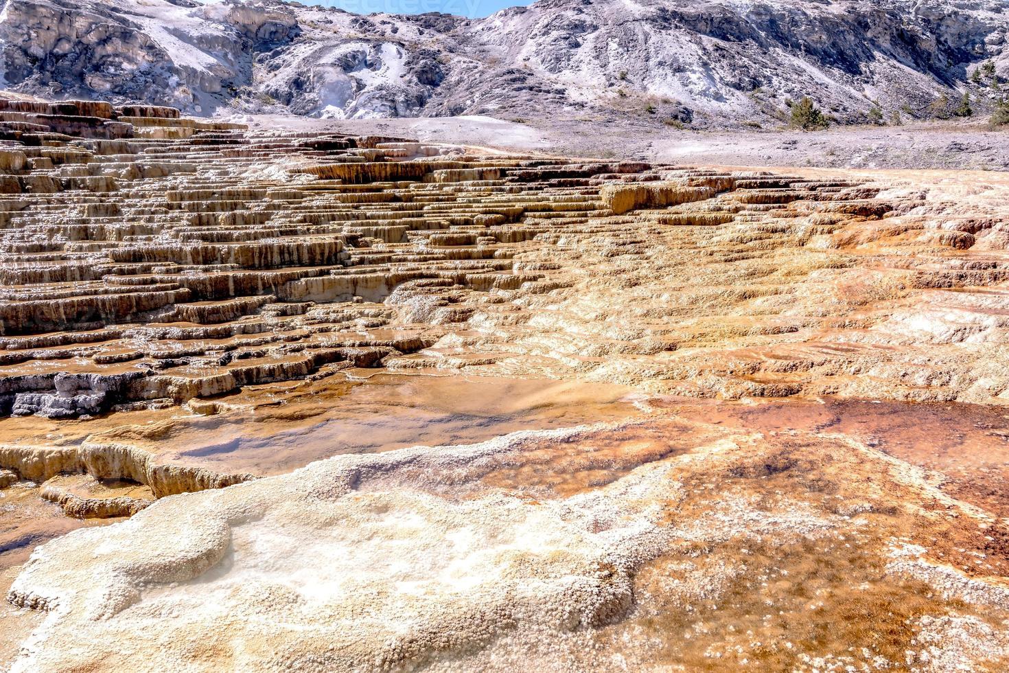 wunderschöne Landschaft bei Mammut Hot Springs in Yellowstone foto