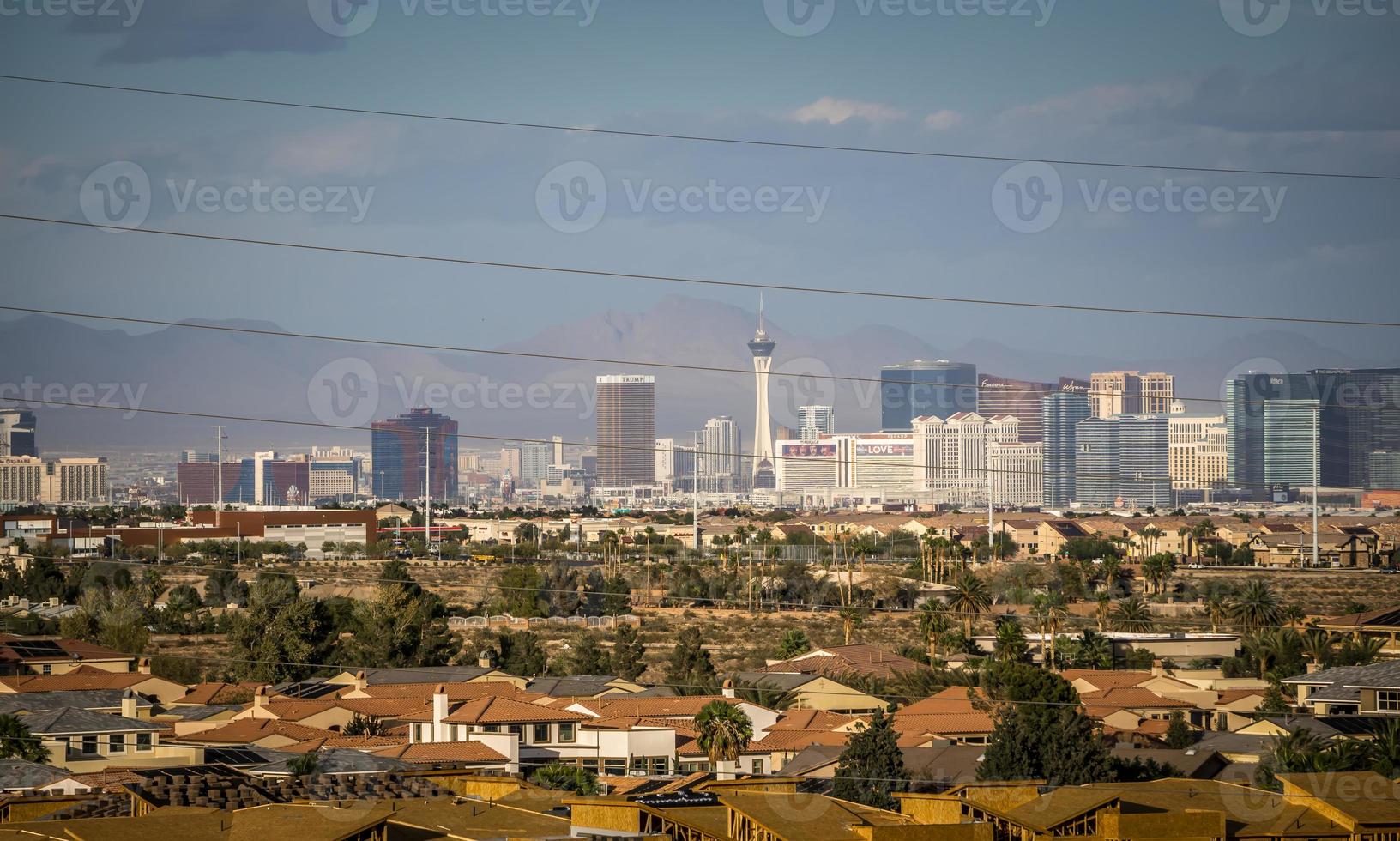 las vegas stadt, umgeben von roten felsbergen und tal des feuers foto