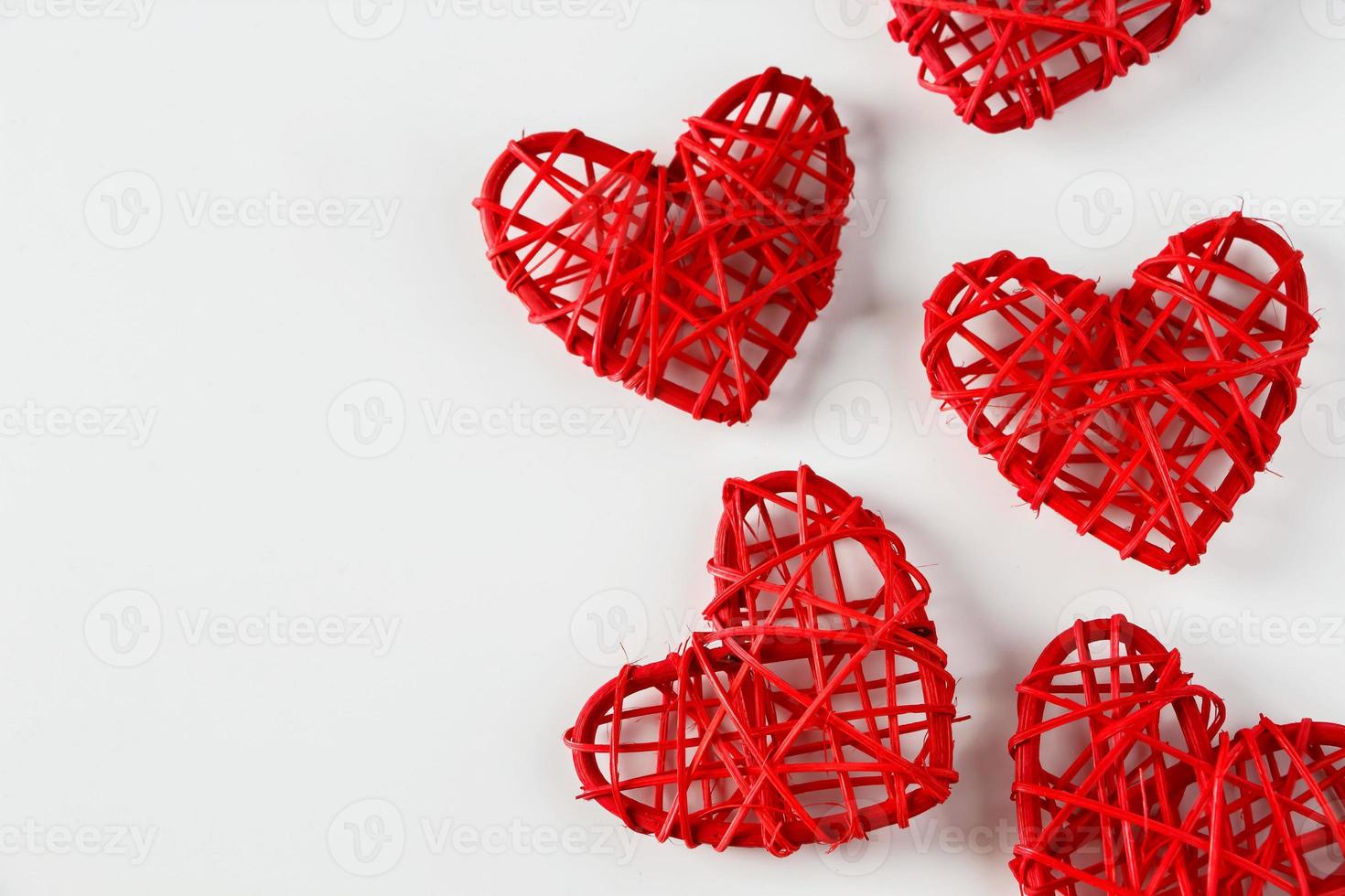 rote handgemachte Herzen aus Zweigen auf weißem Hintergrund foto