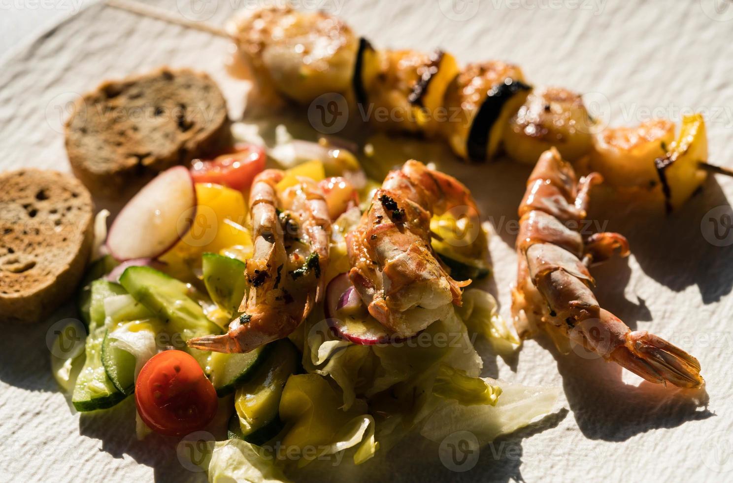 mediterran marinierte Meeresfrüchte zum Grillen foto