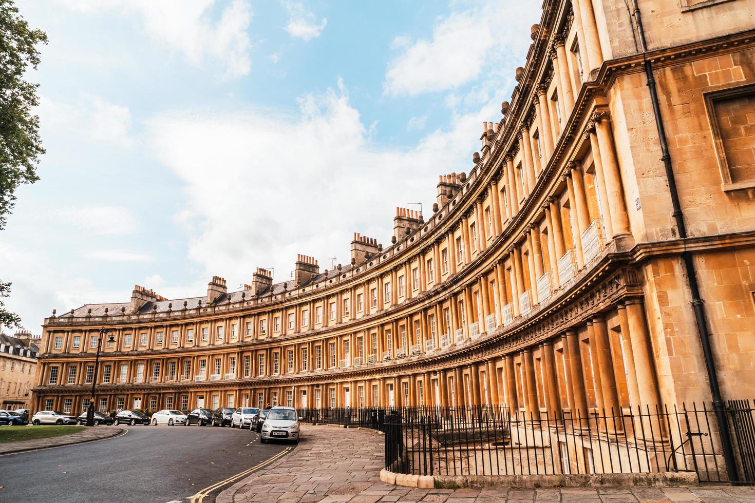 Bath, Großbritannien - 30. August 2019 - Gesamtansicht des Zirkus, der am 4. Oktober 2012 vom Architekten John Wood dem Älteren im 18. Jahrhundert in Bath, Großbritannien, entworfen wurde. Der charakteristische Zirkus besteht aus terrassierten georgischen Stadthäusern. foto