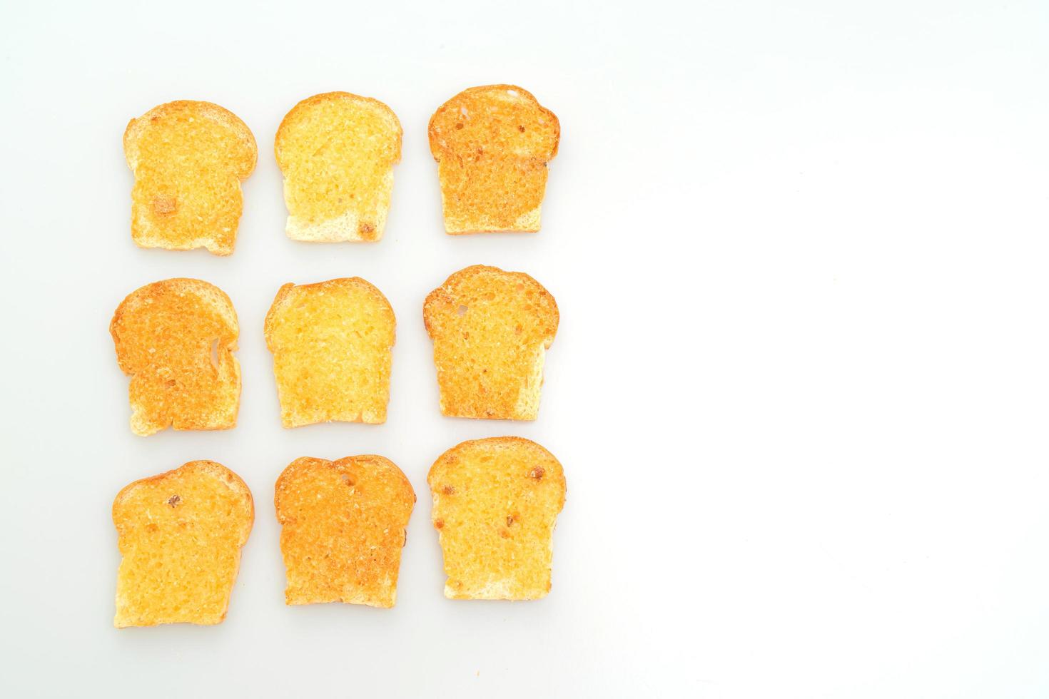 gebackenes knuspriges Brot mit Butter und Zucker isoliert auf weißem Hintergrund foto