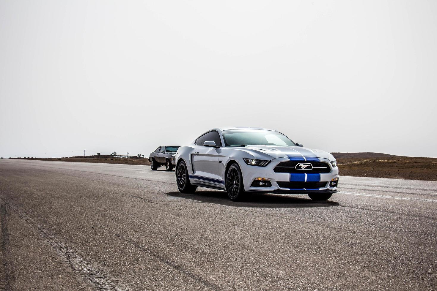 Stadt, Land, mmm dd, yyyy - Ford Mustang auf einer Rennstrecke foto