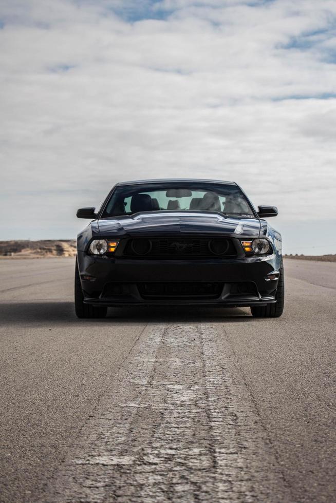 Stadt, Land, mmm dd, yyyy - Ford Mustang auf einer Rennstrecke foto