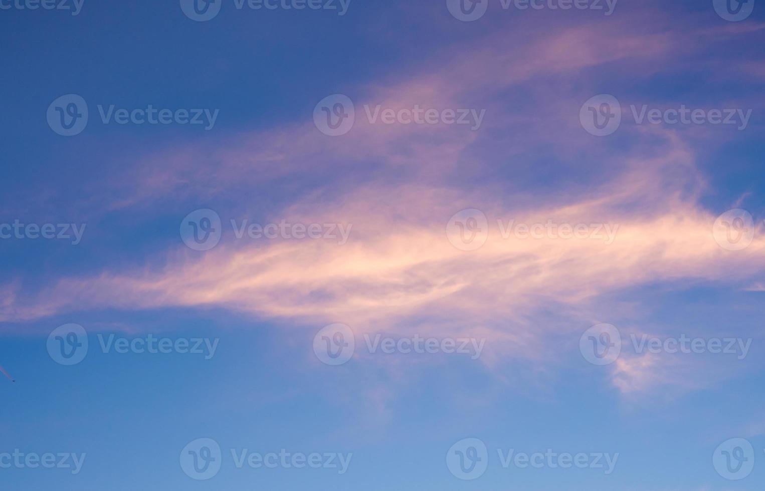 flauschige Wolken am blauen Himmel mit Morgenlicht vom Sonnenaufgang foto