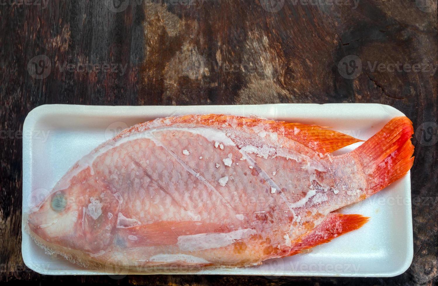 frischer Fisch wird gefroren zum Kochen vorbereiten foto