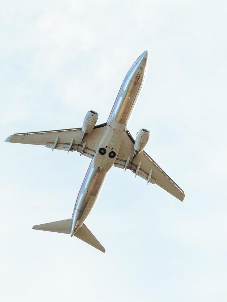 ein abhebendes Verkehrsflugzeug foto