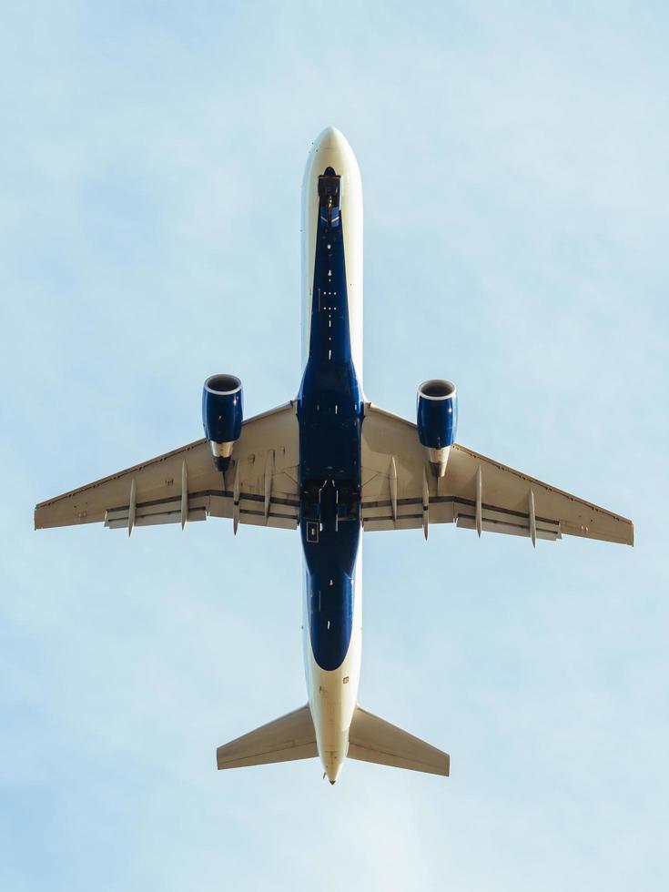 ein abhebendes Verkehrsflugzeug foto