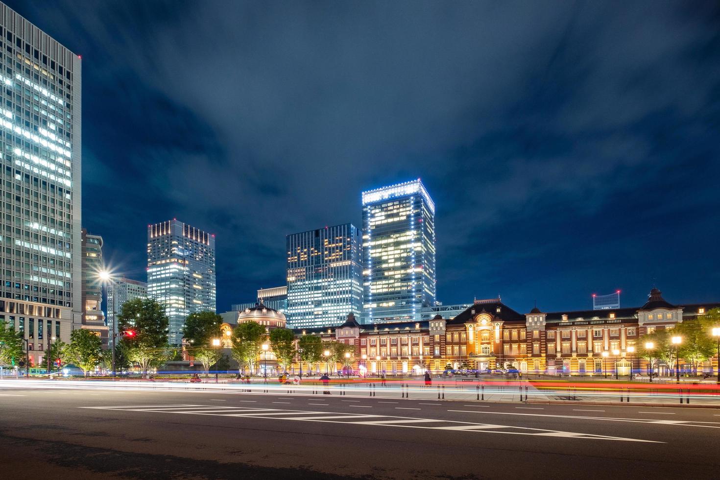 Skyline von Tokio am Bahnhof foto