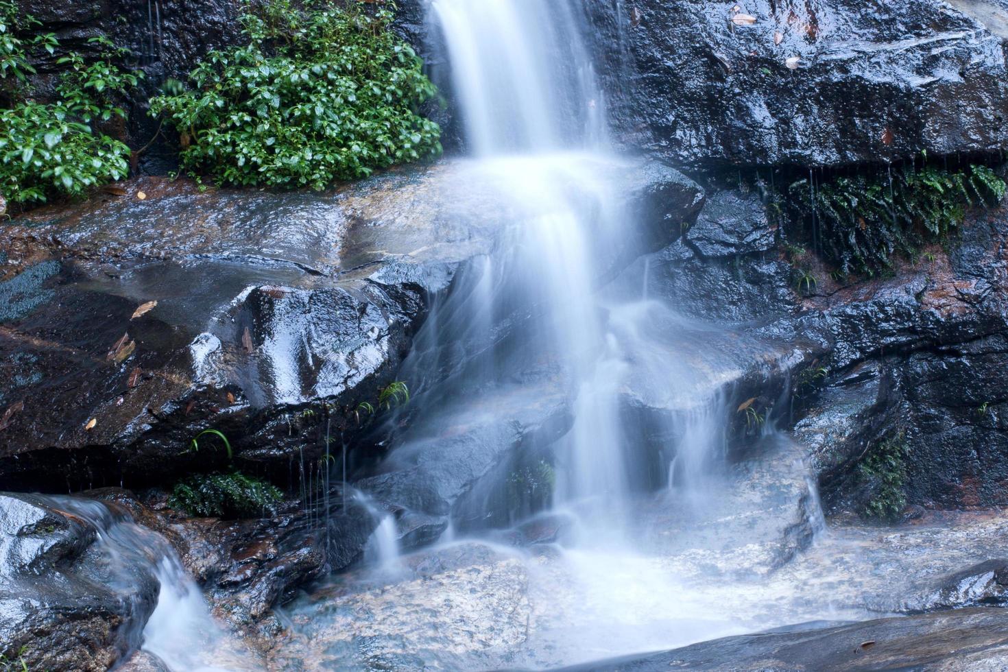 Wasser fließt an einem schönen Wasserfall foto