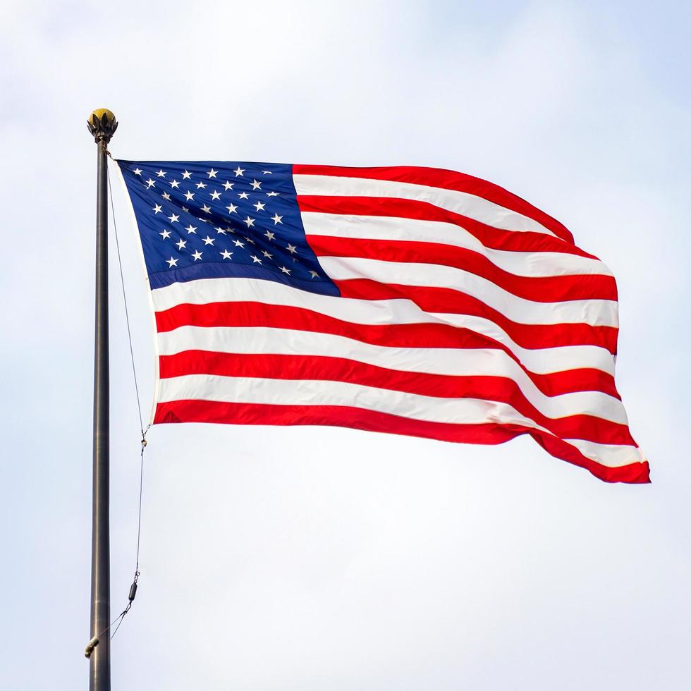 die Flagge der Vereinigten Staaten von Amerika an einem sonnigen Tag. foto
