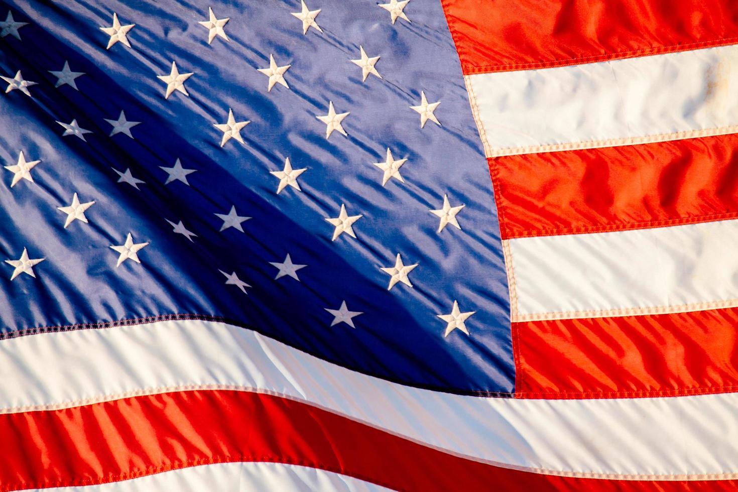 Die Flagge der Vereinigten Staaten von Amerika an einem sonnigen Tag foto