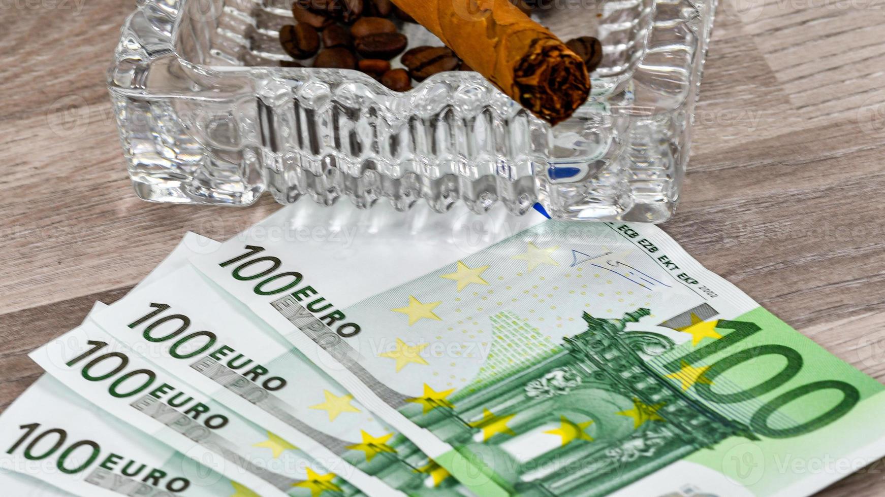 100 Euro-Banknoten mit Aschenbecher und Zigarre foto