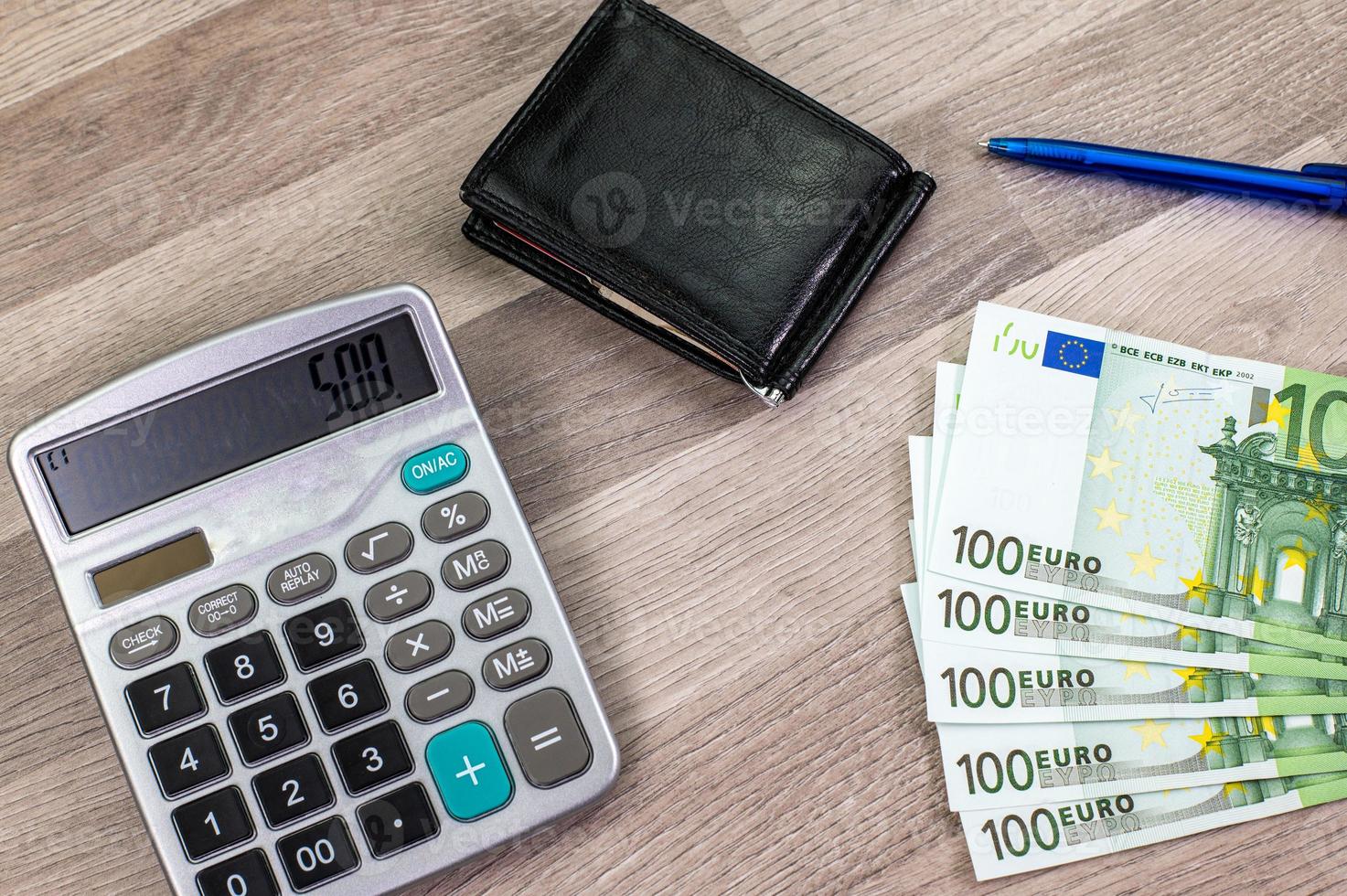 100-Euro-Banknoten, Taschenrechner, Potrafofli und Stift foto