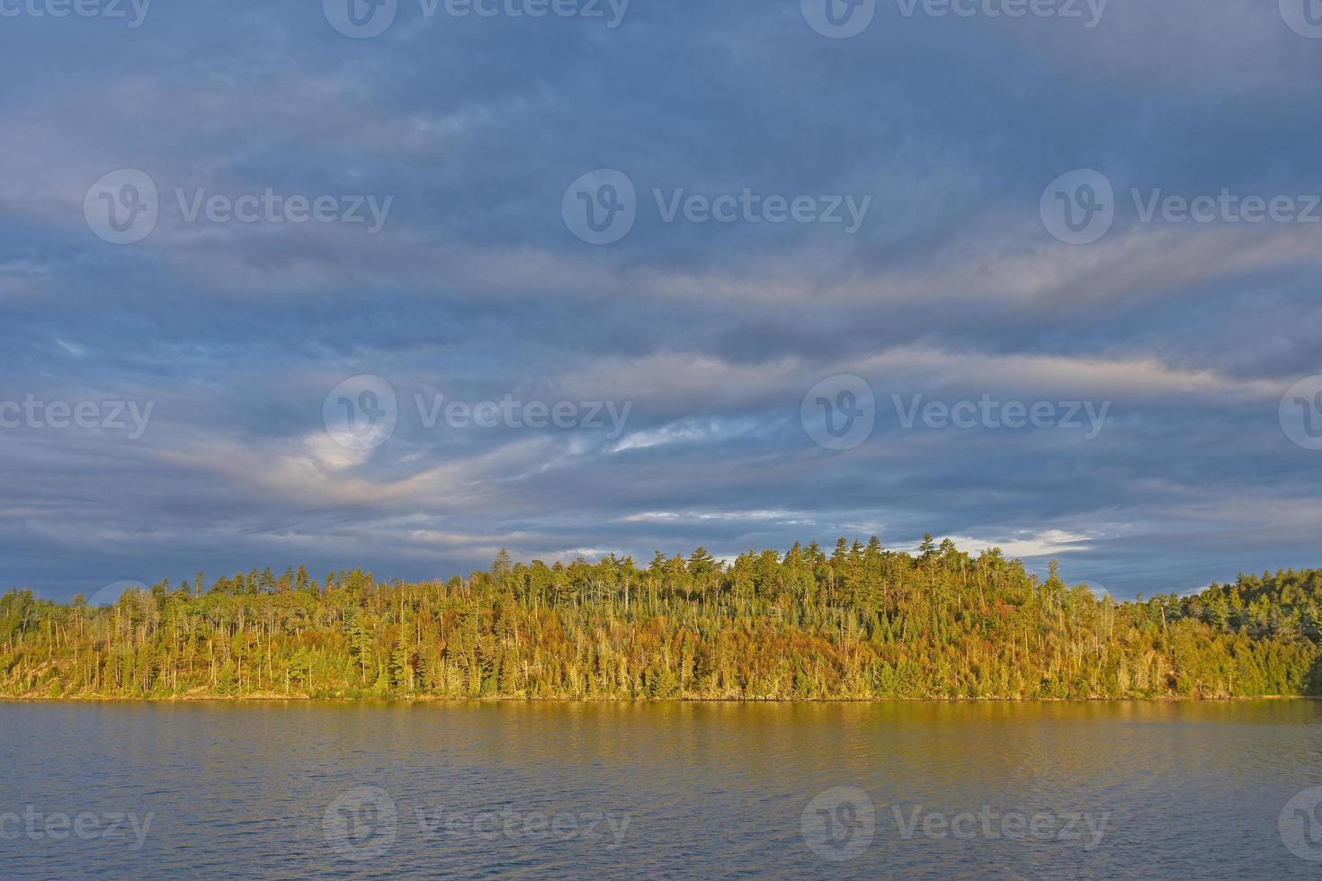 Morgensonne bricht durch die Wolken foto