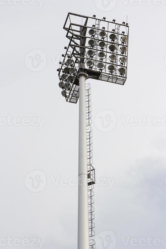 Fußballstadion Flutlicht isoliert auf weißem Hintergrund foto