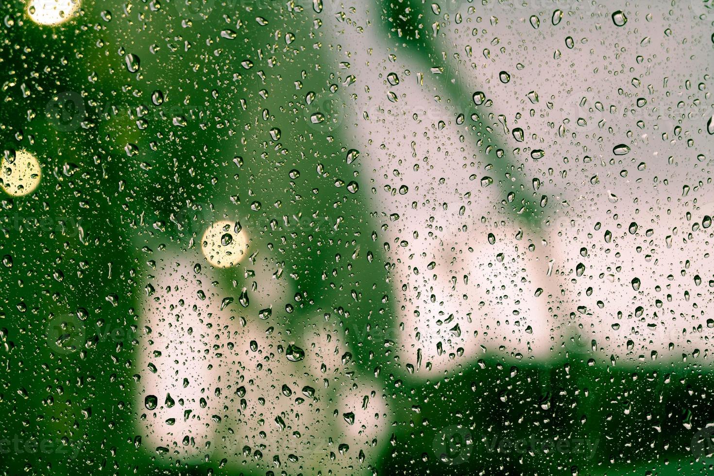 Regentropfen am Fenster foto
