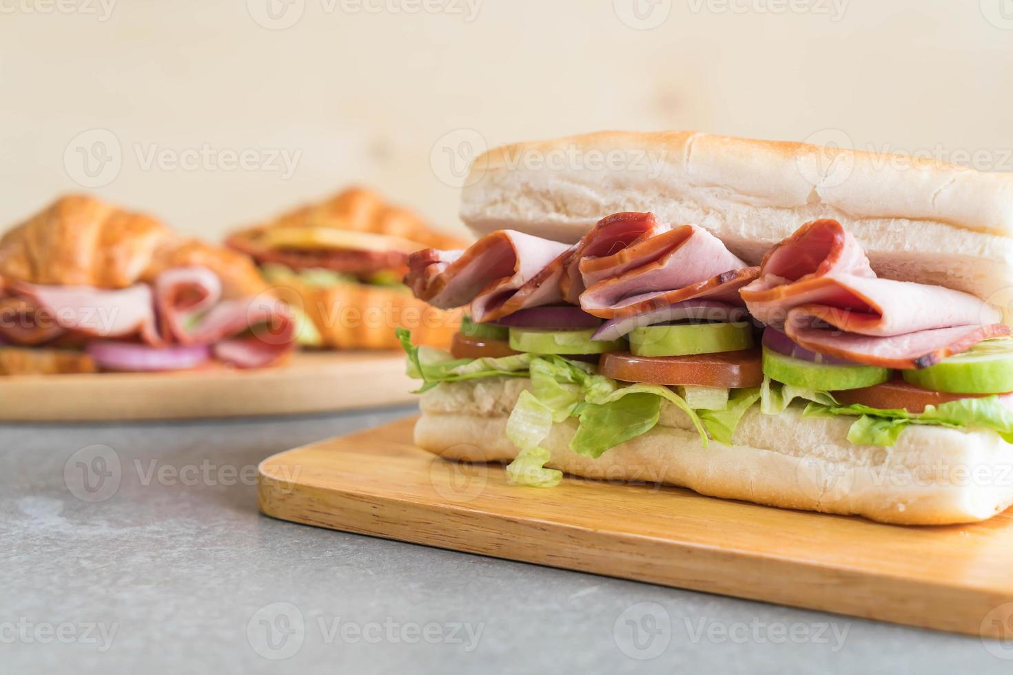 Schinken-Salat-U-Boot-Sandwich foto