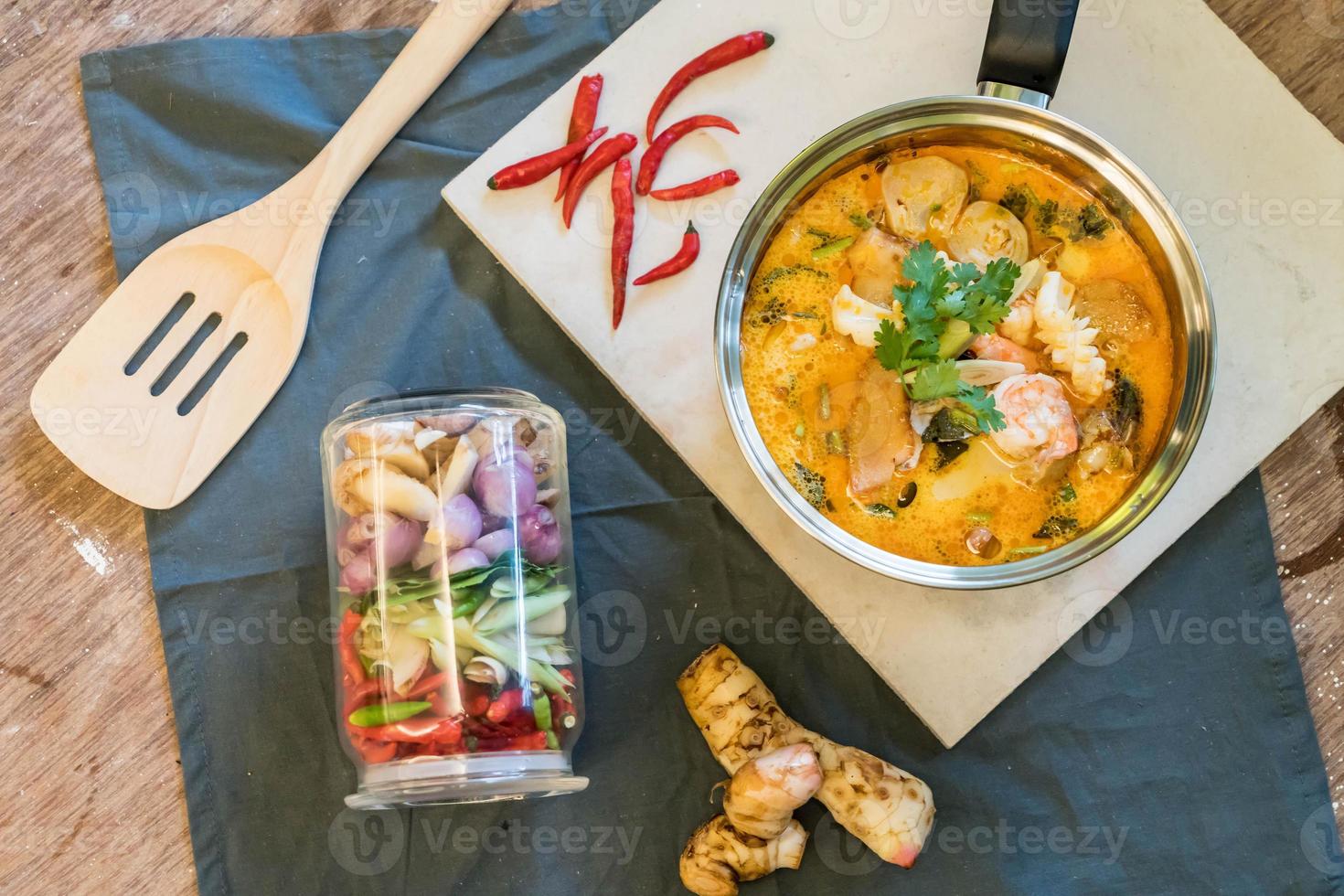 saure Meeresfrüchtesuppe oder Tom Yum Meeresfrüchte foto