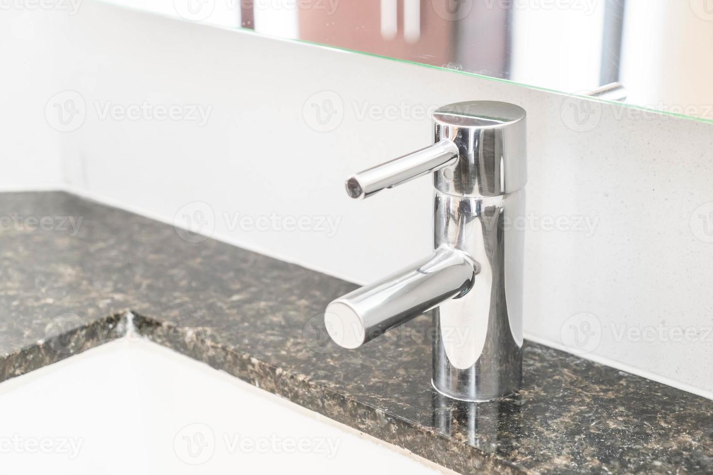 Wasserhahn Waschbecken Dekoration im Badezimmer foto
