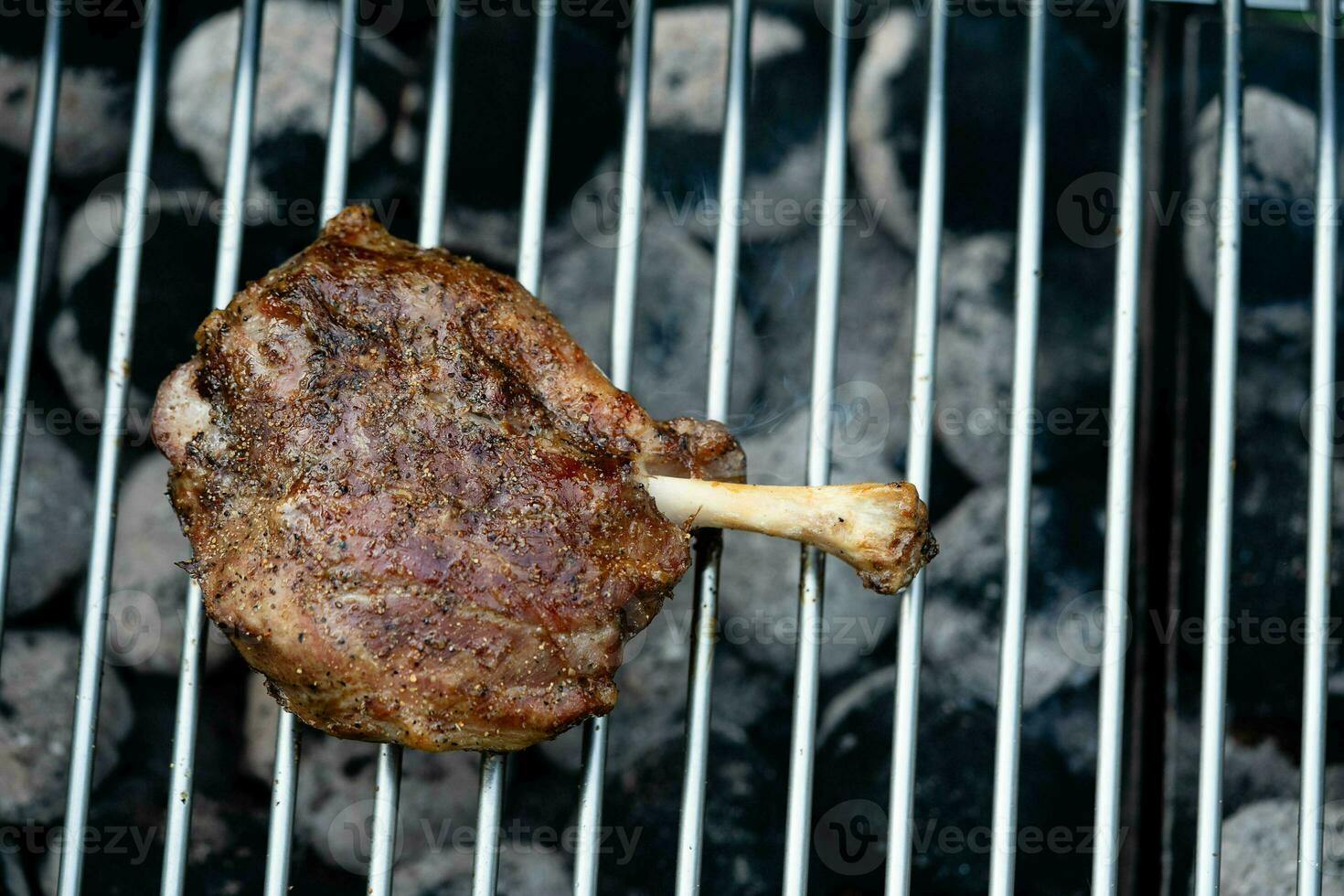 gegrillte Schweineflügel - in Scheiben geschnittene offene Schweinshaxe eines jungen Schweins foto