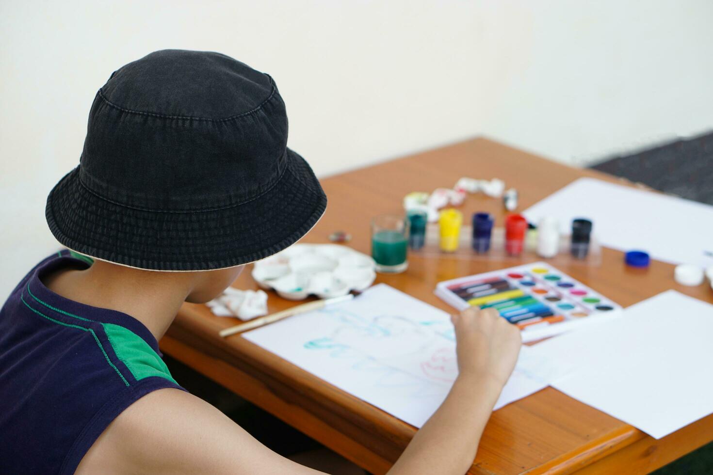 Nahansicht Schüler ist studieren Kunst Thema, malen, Kunst Aktivität, genießen und konzentrieren auf Liebling Aktivität mit viele Farben. Konzept, Bildung. Lernen durch tun, verbessern Kinder Vorstellung. foto