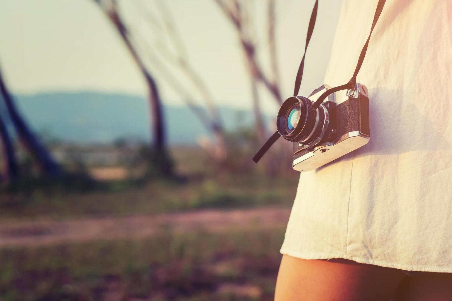 schöne Frauenfotografie stehende Hand mit Retro-Kamera foto