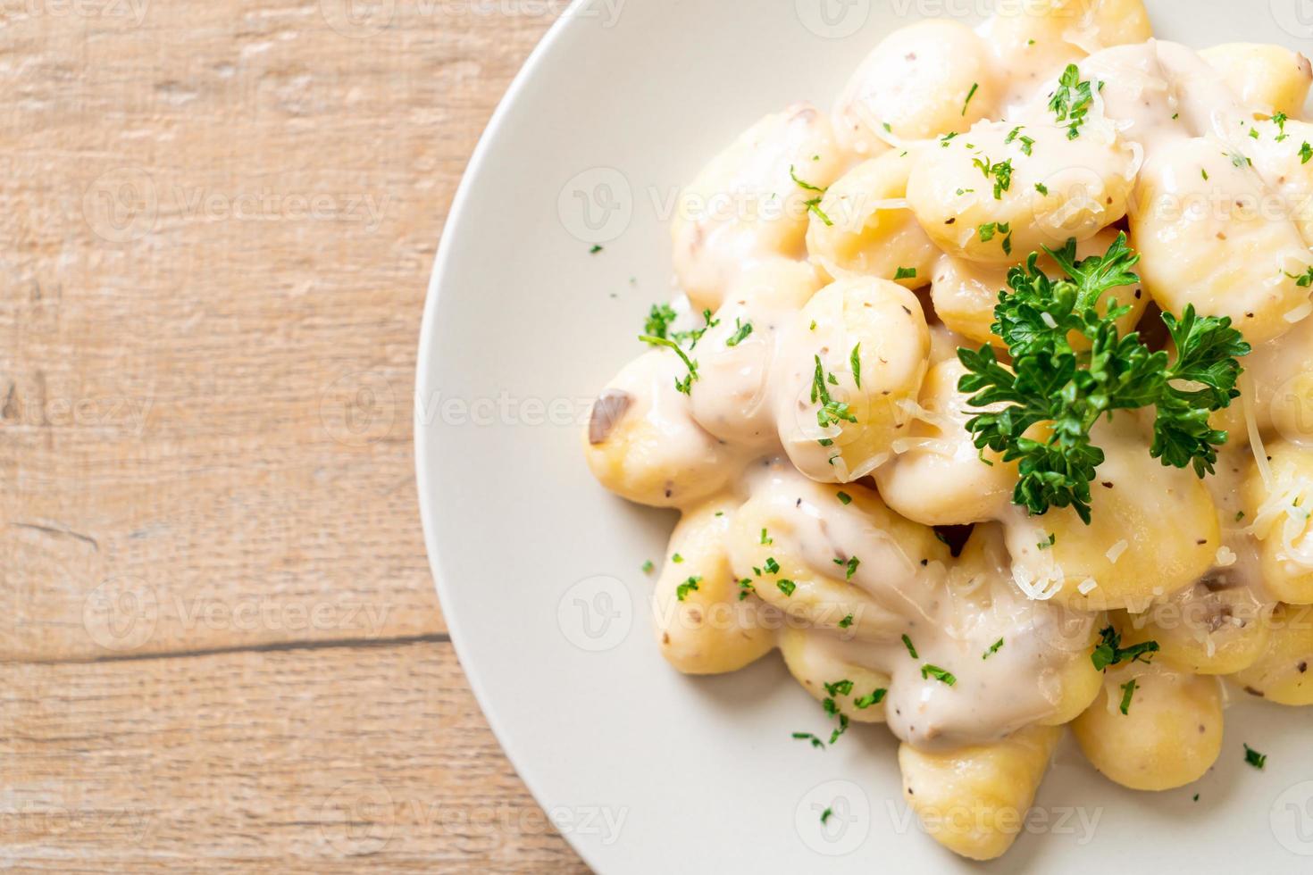 Gnocchi mit Champignonrahmsauce und Käse foto