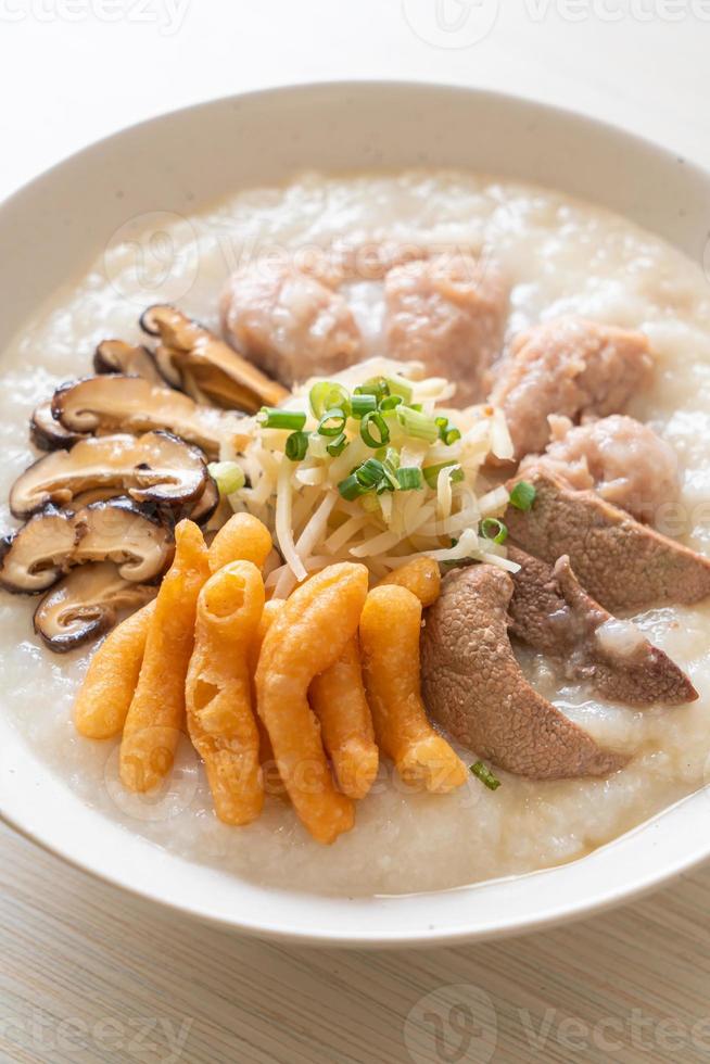 Congee oder Porridge mit Schweinefleisch foto