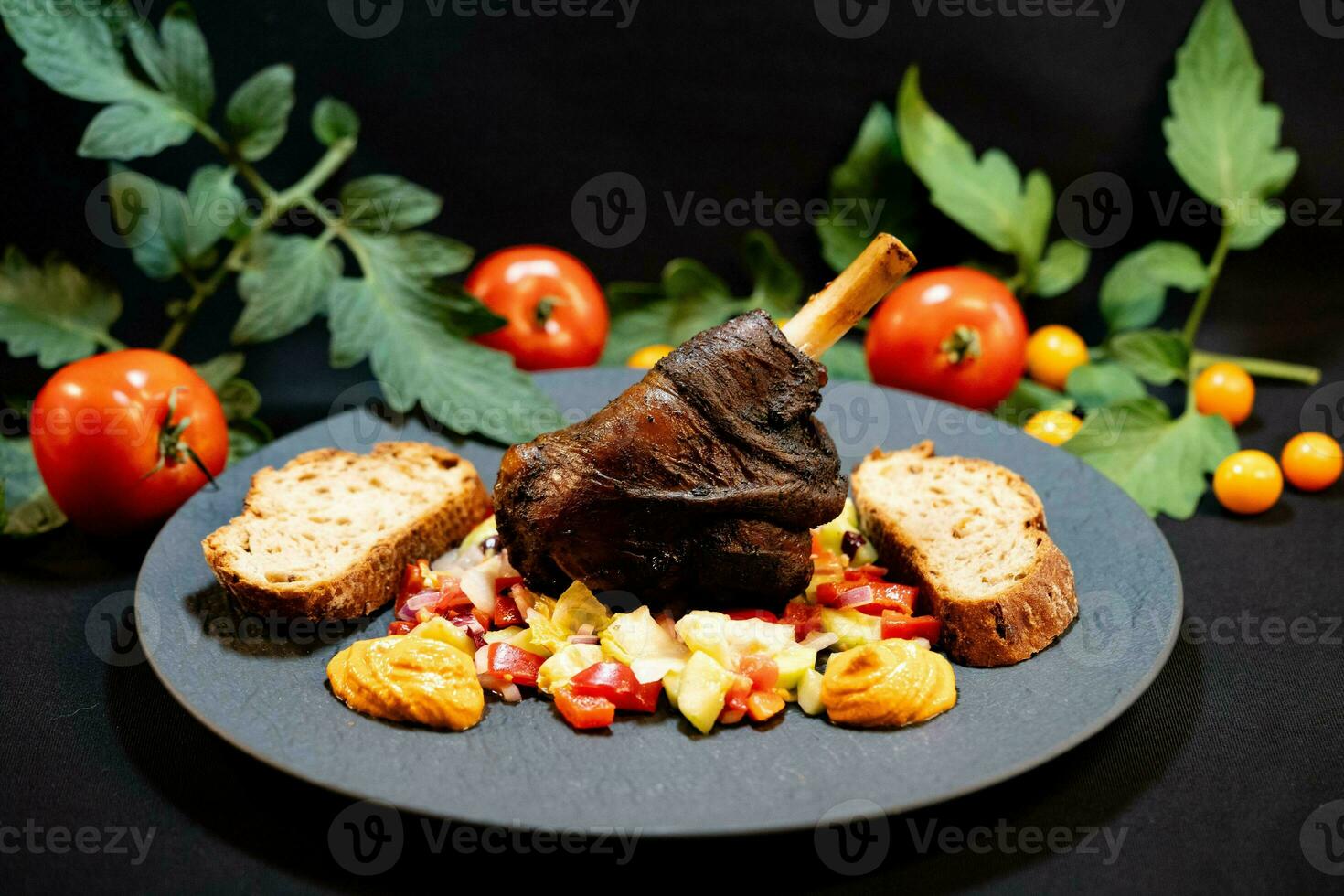 gegrillt Lamm Schaft von das Holzkohle Grill mit ein frisch Salat foto
